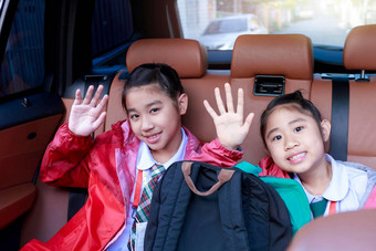 快乐学生提高手运动享受路旅行车姐妹微笑相机内部车早....亚洲瘦坐着车学校家庭车