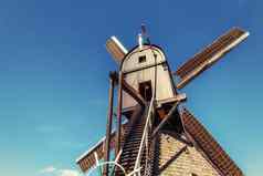 色彩斑斓的春天一天传统的荷兰风车运河