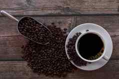 前视图杯咖啡咖啡豆子袋木背景关闭热黑色的表示咖啡白色杯咖啡豆子袋木表格