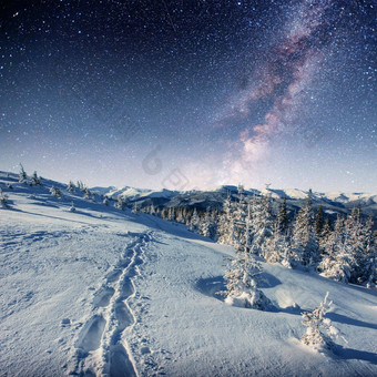 布满星星的天空冬天雪晚上神奇的乳白色的