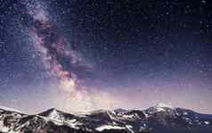 春天山景观神奇的布满星星的天空喀尔巴阡山
