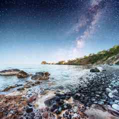 神奇的全景视图岩石海滩布满星星的天空火鸡