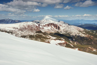 春天山景观雪山