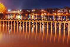 风景优美的视图桥梁伏尔塔瓦河河