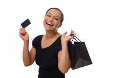 肖像年轻的混合比赛非洲美国女人微笑美丽的露出牙齿的微笑持有购物袋信贷折扣卡手相机站白色背景