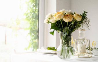 美丽的表格设置浪漫的晚餐玫瑰花束复制空间