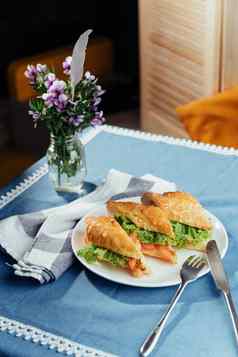 健康的三明治减少块显示美味的成分问候