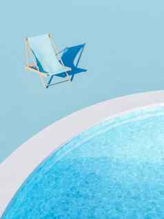 帆布躺椅在游泳池边阳光明媚的一天
