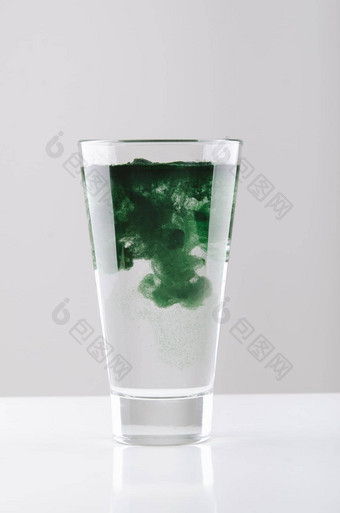 极简主义玻璃水螺旋藻粉