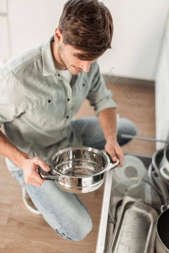 年轻的男人。清洁菜<strong>洗碗机</strong>