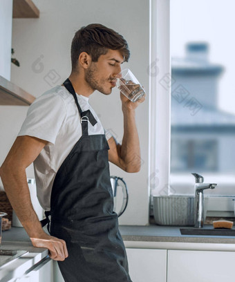 年轻的男人。饮料清洁<strong>水站</strong>首页厨房