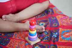 孩子玩婴儿玩具床上孩子发展概念
