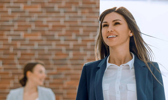 成功的业务女人站办公室