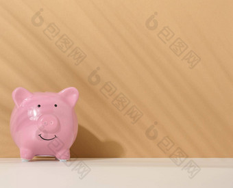 陶瓷粉红色的小猪银行棕色（的）背景概念增加收入银行账户储蓄