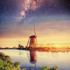 布满星星的天空荷兰风车运河鹿特丹