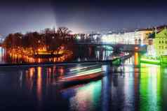 风景优美的视图桥梁伏尔塔瓦河河