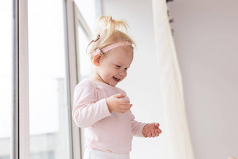 耳蜗植入物婴儿充耳不闻孩子听力援助健康护理医学技术创新复制空间的地方广告