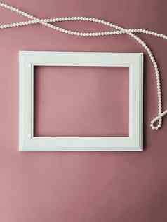 水平艺术框架珍珠珠宝脸红粉红色的背景平铺设计艺术作品打印照片专辑