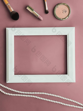 水平艺术框架化妆产品珍珠珠宝脸红粉红色的背景平铺设计艺术作品打印照片专辑