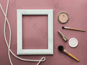 垂直框架化妆产品珍珠珠宝脸红粉红色的背景平铺设计艺术作品打印照片专辑