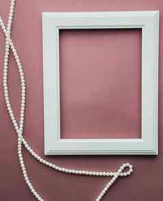 垂直框架珍珠珠宝脸红粉红色的背景平铺设计艺术作品打印照片专辑