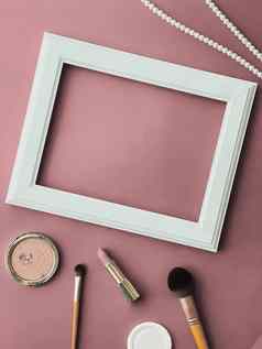 水平艺术框架化妆产品珍珠珠宝脸红粉红色的背景平铺设计艺术作品打印照片专辑