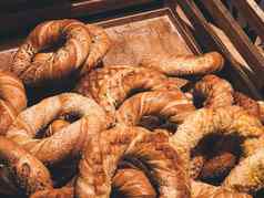 新鲜的饼面包面包乡村面包店烤货物乡村背景农村食物市场
