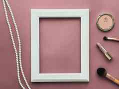 垂直框架化妆产品珍珠珠宝脸红粉红色的背景平铺设计艺术作品打印照片专辑