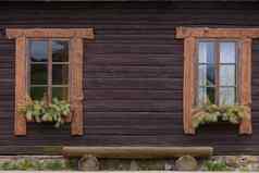 外观木房子窗户板凳上