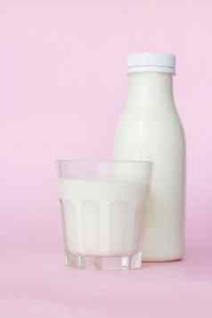 瓶玻璃白色牛奶突出显示粉红色的背景特写镜头
