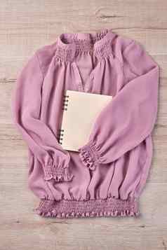 粉红色的舒适的女人的上衣空白记事本
