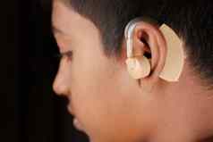 听力援助概念十几岁的男孩听力问题