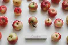 10月秋天卡新鲜的红色的苹果白色背景前视图
