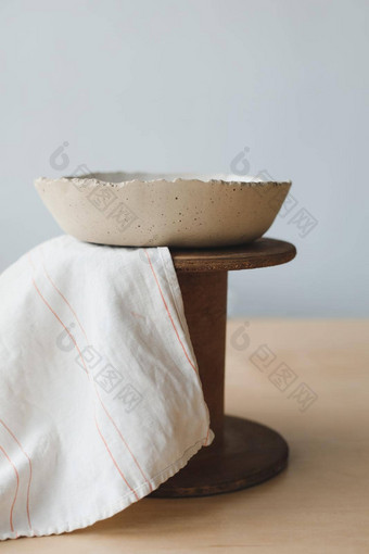 陶瓷碗木表格前视图手工制作的陶瓷餐具陶器