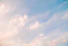 摘要空中蓝色的天空光卷云云夏天日落背景假期旅行假期概念