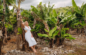 女孩香蕉种植园岛毛里求斯香蕉农场热带岛女孩白色衣服种植园非洲