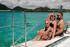 快乐家庭泳衣坐在双体船印度海洋肖像家庭游艇珊瑚礁毛里求斯