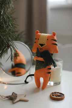 可爱的软玩具老虎装饰舒适的圣诞节一年背景象征东方日历概念