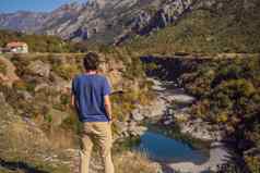 黑山共和国男人。旅游背景清洁清晰的绿松石水河莫拉卡绿色莫拉卡峡谷自然景观旅行黑山共和国概念