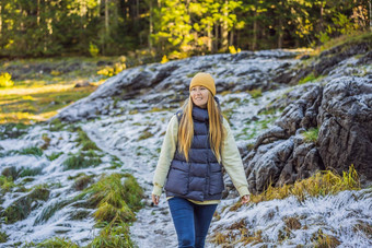 年轻的成人女人慢慢地走降雪和平<strong>大气</strong>令人惊异的太棒了冬天一天享受新鲜的空气雪森林小道