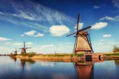 色彩斑斓的春天一天传统的荷兰风车运河