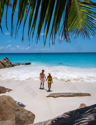 昂斯乔其普拉兰岛塞舌尔年轻的夫妇但女人热带海滩奢侈品假期塞舌尔热带海滩昂斯乔其普拉兰岛塞舌尔