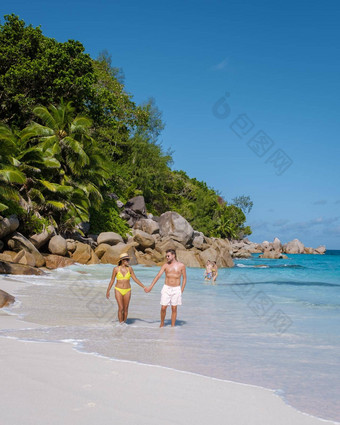 昂斯乔其普拉兰岛塞舌尔年轻的夫妇但女人热带海滩奢侈品假期塞舌尔热带海滩昂斯乔其普拉兰岛塞舌尔