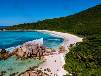 昂斯可可迪格岛塞舌尔年轻的夫妇但女人热带海滩奢侈品假期塞舌尔热带海滩昂斯可可迪格岛塞舌尔