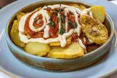 土豆布拉瓦斯典型的准备酒吧西班牙组成土豆减少大多维数据集炸橄榄石油经验丰富的萨尔萨舞布拉瓦辣的酱汁