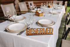 集表格阳台木板保留表格设置美丽的白色盘子银餐具水晶眼镜户外盛宴假期聚会，派对
