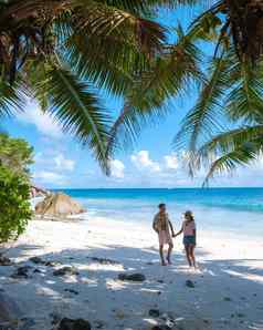 昂斯帕塔茨迪格岛塞舌尔年轻的夫妇但女人热带海滩奢侈品假期塞舌尔热带海滩昂斯帕塔茨迪格岛塞舌尔