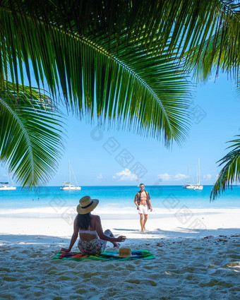昂斯拉齐奥普拉兰岛塞舌尔年轻的夫妇但女人热带海滩奢侈品假期塞舌尔热带海滩昂斯拉齐奥普拉兰岛塞舌尔