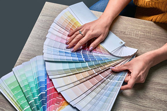 颜色轮选择油漆语气手女室内设计师工作调色板选择颜色有创意的过程概念比较选项匹<strong>配色</strong>调