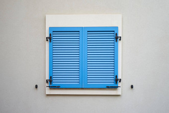 蓝色的塑料窗口百叶窗墙住宅建筑